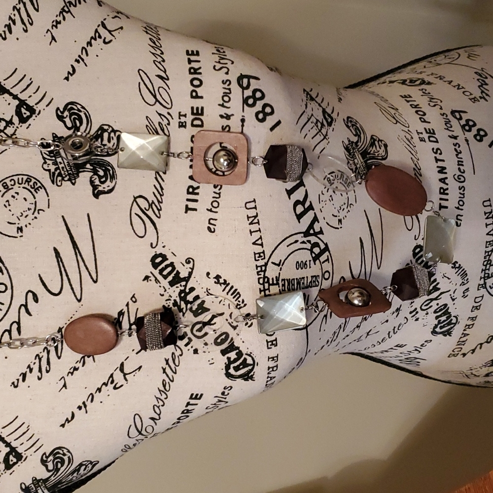 WOOD AND ACRYLIC NECKLACE